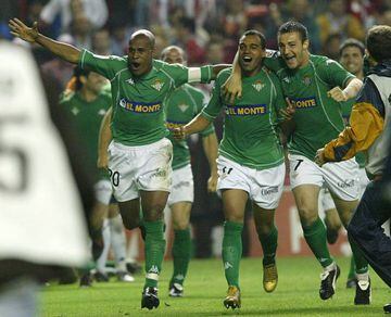 Assunçao, Denilson y Varela, jugadores del Betis.