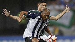 Luis Alberto Ramirez Lucay of Peru&#039;s Alianza Lima, front, fights for the ball with Diogo Barbosa of Brazil&#039;s Palmeiras, during a Copa Libertadores soccer match in Sao Paulo, Brazil, Tuesday, April 3, 2018. (AP Photo/Andre Penner)
