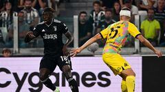 Juventus' Italian forward Moise Kean (L) works around Spezia's Bulgarian defender Petko Hristov during the Italian Serie A football match between Juventus and Spezia on August 31, 2022 at the Juventus stadium in Turin. (Photo by MIGUEL MEDINA / AFP)