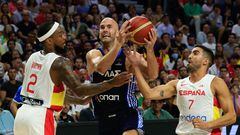 MADRID, 11/08/2022.- El base de la selección griega de baloncesto Nick Calathes (c) entra a canasta defendido por Jaime Fernández (d) y Lorenzo Brown (i), ambos de la selección española, en el segundo amistoso de preparación para el Eurobasket, hoy en el WiZink Center, en Madrid. EFE/Zipi Aragón
