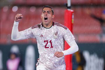 Rogelio Funes Mori festeja un gol con la Selección Mexicana en el partido amistoso contra Irak previo a la Copa del Mundo de Qatar.