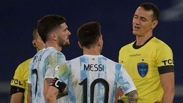 Argentina&#039;s Rodrigo De Paul (L) and Lionel Messi talk to Colombian referee Wilmar Roldan at the end of the Conmebol Copa America 2021 football tournament group phase match against Chile at the Nilton Santos Stadium in Rio de Janeiro, Brazil, on June 14, 2021. (Photo by CARL DE SOUZA / AFP)