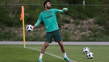 Portugal&#039;s national soccer team goalkeeper Rui Patricio attends a training session. REUTERS/Rafael Marchante