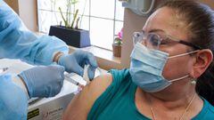 Enfermera inocula a Juana Mej&iacute;a con la vacuna Moderna COVID-19, el mi&eacute;rcoles 12 de mayo de 2021, en el Centro de Salud Familiar Joseph P. Addabbo en el vecindario Far Rockaway del distrito de Queens de Nueva York. 