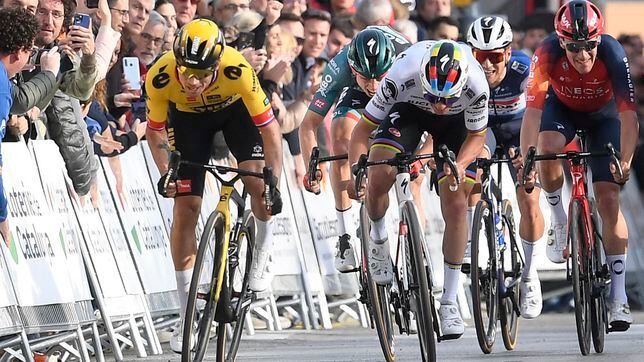 Roglic asesta el primer golpe a Evenepoel en el estreno de la Volta 