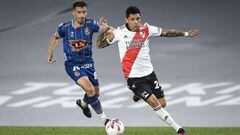 BUENOS AIRES, ARGENTINA - SEPTEMBER 19: Enzo Perez of River Plate fights for the ball with Dardo Miloc of Arsenal during a match between River Plate and Arsenal as part of Torneo Liga Profesional 2021 at Estadio Monumental Antonio Vespucio Liberti on September 19, 2021 in Buenos Aires, Argentina. (Photo by Marcelo Endelli/Getty Images)