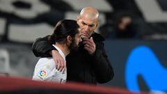 Isco habla con Zidane en uno de sus &uacute;ltimos partidos con el Madrid en diciembre de 2020.