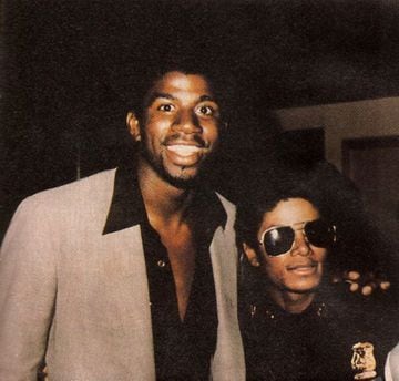 El deporte favorito de Michael Jackson era el basquetbol y era considerado como un seguidor de los Lakers de Los Angeles, como lo afirmó el mismo Kobe Bryant. El compositor de ‘Thriller’ acudió en algunas ocasiones al Staples Center en la época del 'Showtime', con Magic Johnson y Kareem Abdul Jabbar al mando de los púrpura y oro.