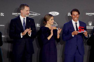 Rafa Nadal receives his prize from the king and queen of Spain.