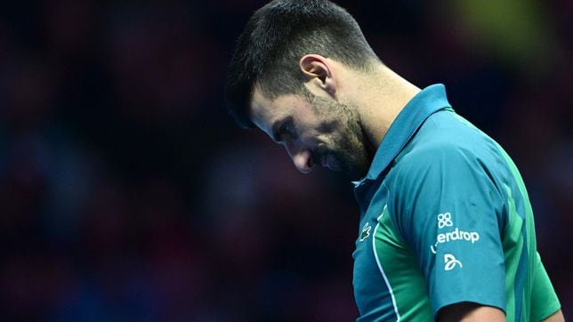 Djokovic gana, pero depende Sinner para pasar