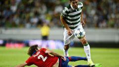 Sporting&#039;s Colombian forward Teofilo Gutierrez &quot;Teo&quot; (R) vies with CSKA Moscow&#039;s Brazilian defender Mario Fernandes (L) during the UEFA Champions League play off football match Sporting Portugal vs CSKA Moscow at the Jose Alvalade stadium in Lisbon  on August 18, 2015.  AFP PHOTO / PATRICIA DE MELO MOREIRA