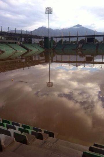 El estadio Luis Valenzuela Hermosilla con agua y barro que ni siquiera permite ver su cancha sintética.