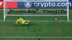 Momento en que Lionel Messi cobra el penalti para hacer el primer gol en contra de Francia.