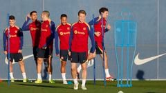 Frenkie de Jong, in the foreground, yesterday during Barça's training with Christensen, Vitor Roque, Romeu and Cancelo