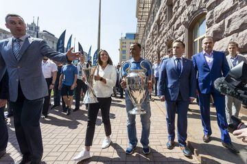Cafú encabezando la llegada de la copa de la Champions League a Kiev junto a Iya Andrushchak y Vitali Klichkó.