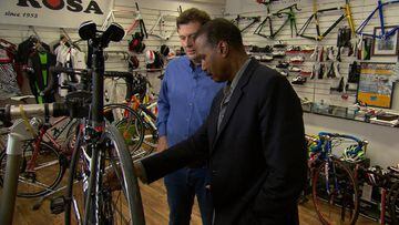 Istvan &quot;Stefano&quot; Varjas le muestra al reportero Bill Whitaker el funcionamiento de los motores en una bicicleta.