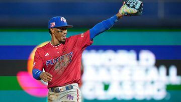 MIAMI, FLORIDA - MARCH 15: Francisco Lindor #12 of Puerto Rico points towards the dugout after making a play during the sixth inning during the World Baseball Classic Pool D game against the Dominican Republic at loanDepot park on March 15, 2023 in Miami, Florida.   Eric Espada/Getty Images/AFP (Photo by Eric Espada / GETTY IMAGES NORTH AMERICA / Getty Images via AFP)