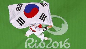 Kim So-Hui celebrates winning the Women's 49kg Taekwondo Final.