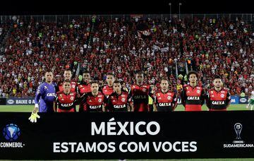Los futbolistas del Flamengo también salieron con la misma manta en apoyo a México