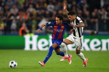Neymar shrugs off Juventus' Dani Alves in last week's first leg