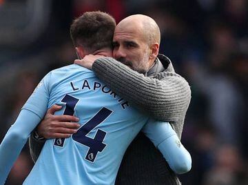 Pep Guardiola abraza y felicita a Aymeric Laporte a la conclusi&oacute;n de un partido del Manchester City en la Premier League.