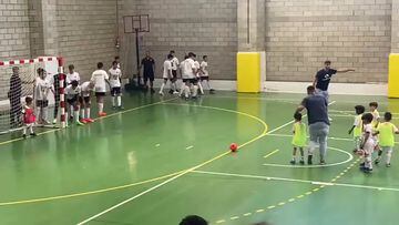 Un niño mete el gol delante de toda la clase y el resto...: madridistas, tienen que verlo