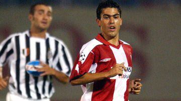 Su debut profesional fue en el 2000 con el Olympiacos, mismo año donde ganó la liga de Grecia. 