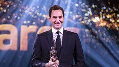 El tenista suizo Roger Federer posa con el premio honorífico del Deporte Suizo durante los Sports Awards 2022 en Zurich, Suiza.