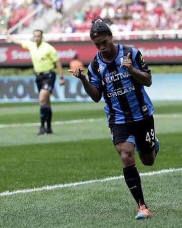 En su regreso al continente, Ronaldinho volvió a hacer noticia, ahora por elegir la '49' en Atlético Mineiro y Querétaro. ¿El motivo? un homenaje a su madre que se estaba recuperando de una enfermedad.