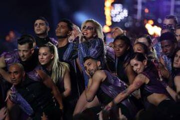 Lady Gaga se rodeó de un numeroso cuerpo de baile que llenó el escenario.