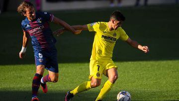 VILLAREAL, SPAIN - SEPTEMBER 13: Gerard Moreno of Villarreal CF competes for the ball with Pedro Mosquera of SD Huesca during the La Liga match between Villarreal CF and SD Huesca at Estadio de la Ceramica on September 13, 2020 in Villareal, Spain. (Photo