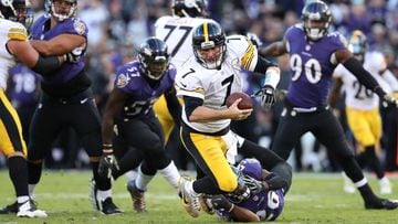 BALTIMORE, MD - NOVEMBER 6: Quarterback Ben Roethlisberger #7 of the Pittsburgh Steelers is sacked by cornerback Jerraud Powers in the fourth quarter at M&amp;T Bank Stadium on November 6, 2016 in Baltimore, Maryland.   Rob Carr/Getty Images/AFP == FOR NEWSPAPERS, INTERNET, TELCOS &amp; TELEVISION USE ONLY ==