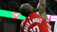 MEM06 - MEMPHIS (EE.UU.), 18/11/2017.- Marc Gasol de Grizzlies intenta un lanzamiento ante Luc Mbah a Moute de Rockets (i), durante su juego de la NBA en el FedExForum en Memphis, Tennessee, EE.UU., hoy 18 de noviembre de 2017. EFE/ Mike Brown