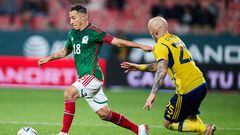 Andrés Guardado conduce el balón durante el partido entre México y Suecia.