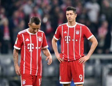 Bayern Munich's Rafinha (L) and Robert Lewandowski (R) not happy after the Bundesliga draw.