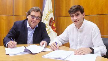 Iván Azón firma su contrato de renovación junto al director general Raúl Sanllehí.
