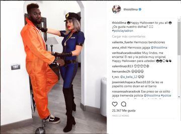El delantero ecuatoriano, ahora en la Lazio, se vistió de preso mientras que su pareja de disfrazó policía.