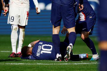 Neymar goes down after sustaining an injury with PSG.