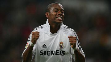 MADRID, SPAIN - JANUARY 12:  Robinho of Real Madrid  celebrates after scoring a goal during the Copa del Rey, Fifth Round, Second Leg match between Real Madrid and Athletic Bilbao at the Santiago Bernabeu stadium on January 12, 2006, in Madrid, Spain.  (Photo by Denis Doyle/Getty Images)