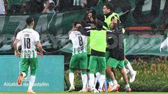 Jugadores de Nacional celebrando un gol en un partido de Liga BetPlay.
