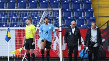 ST. POELTEN, AUSTRIA - SEPTEMBER 23:  Ronald Araujo of Uruguay goes off injured during the International Friendly match between Iran and Uruguay at NV Arena on September 23, 2022 in St. Poelten, Austria. (Photo by Robbie Jay Barratt - AMA/Getty Images)