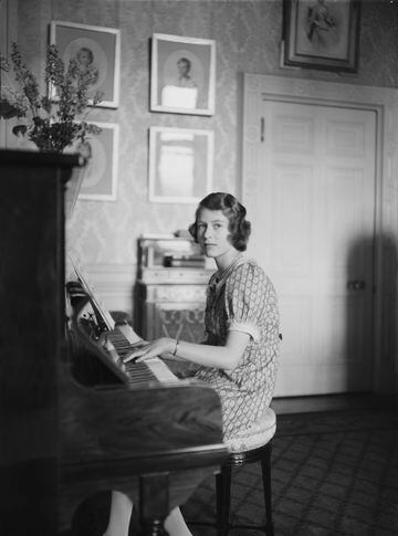 Isabel con catorce años tocando el piano en el castillo de Windsor, Berkshire.