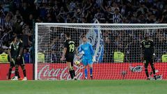 2-0. Los jugaores del Real Madrid desolados tras recibir el segundo gol que marca Ander Barrenetxea.