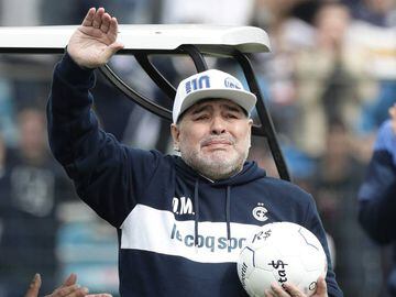 Argentine former football star and new coach of Gimnasia y Esgrima La Plata Diego Armando Maradona waves upon arrival for his first training session at El Bosque stadium, in La Plata, Buenos Aires province, Argentina, on September 8, 2019. (Photo by ALEJA