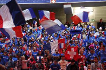 Los hinchas en el estadio de Lille para el punto de dobles de la final de Copa Davis entre Francia y Suiza en Lille.