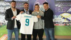 Rodrigo presentado con el Madrid.