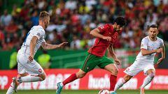 Portugal's midfielder Goncalo Guedes (C) is challenged by Czech Republic's midfielder Jakub Pesek (R) during the UEFA Nations League, league A group 2 football match between Portugal and Czech Republic at the Jose Alvalade stadium in Lisbon on June 9, 2022. (Photo by PATRICIA DE MELO MOREIRA / AFP)