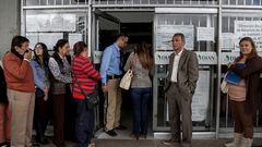 Colombianos haciendo fila en un banco
