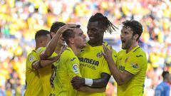 Villarreal's Argentinian midfielder Giovani Lo Celso (C) celebrates with teammates after scoring his team's second goal during the Spanish league football match between Villarreal CF and Elche CF at the Ciudad de Valencia stadium in Valencia, on September 4, 2022. (Photo by Jose Jordan / AFP)
