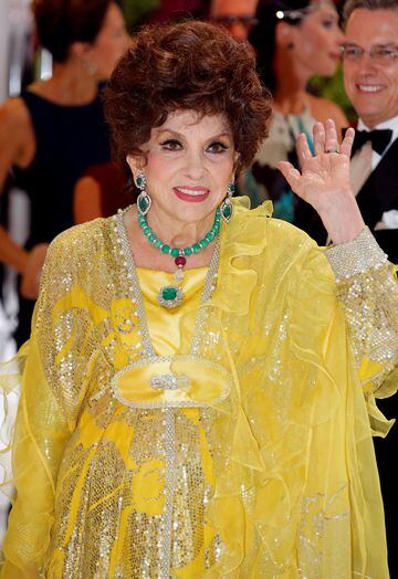 FILE PHOTO: Italian actress Gina Lollobrigida waves as she arrives at the Red Cross Gala in Monte Carlo August 1, 2014. The Red Cross Gala is a traditional and annual charity event in the Principality of Monaco.  REUTERS/Eric Gaillard/File Photo